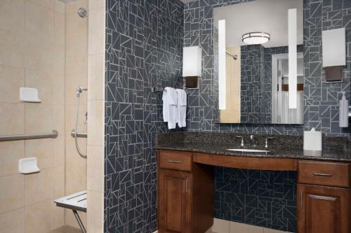 Ein Badezimmer in der Unterkunft Homewood Suites by Hilton Omaha - Downtown