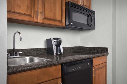 Küche/Küchenzeile in der Unterkunft Homewood Suites by Hilton Omaha - Downtown