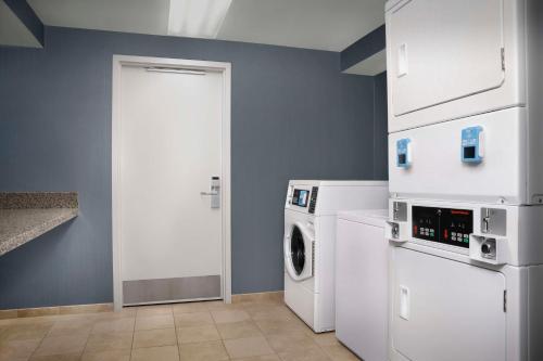 Küche/Küchenzeile in der Unterkunft Homewood Suites by Hilton Omaha - Downtown