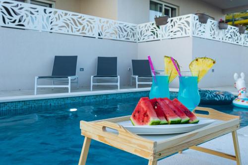 Luxury Poolside Oasis Split