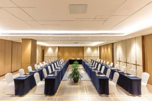 El área de trabajo o centro de convenciones de DoubleTree by Hilton Hotel Shenzhen Longhua, Near Huawei, Foxcnn, Shenzhen North Railway, Uniwalk & Uniworld Shopping Mall, Sam's Club
