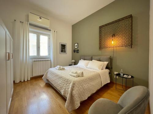 una camera da letto con un letto su cui sono appoggiati due asciugamani di Flat44 a Palermo