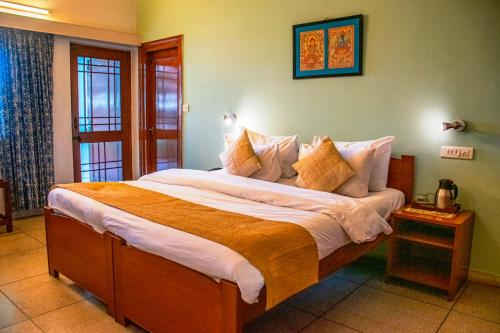 sypialnia z dużym łóżkiem w pokoju w obiekcie Girisadan Boutique Hotel w mieście Dżajpur