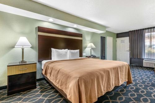 una camera d'albergo con un letto grande e una finestra di Clarion Inn Orlando International Drive - ICON Park a Orlando