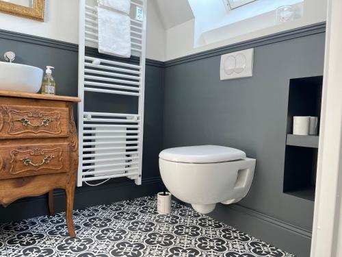une salle de bain avec toilettes et lavabo dans l'établissement La Chambre du Cottage B&B, à Bavent