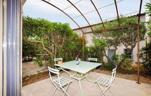 un tavolo e delle sedie seduti su un patio di Lovely Home In Saint-Laurent-De-La-Cabrerisse a Saint-Laurent-de-la-Cabrerisse