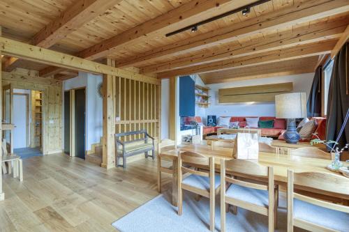 - une salle à manger en bois avec une table et un canapé dans l'établissement Chalet Allières - Happy Rentals, à Chamonix-Mont-Blanc