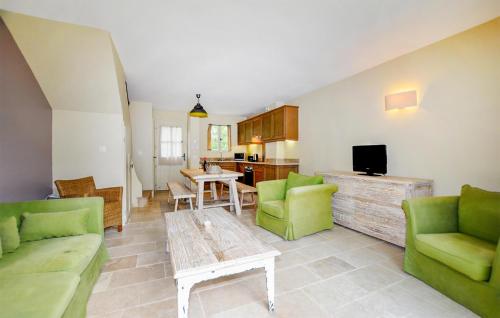 un salon avec des chaises vertes et une table dans l'établissement Lovely Home In Saint-Laurent-De-La-Cabrerisse, à Saint-Laurent-de-la-Cabrerisse