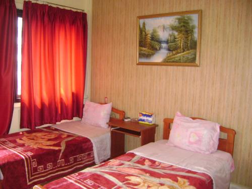 Regis Hotel tesisinde bir odada yatak veya yataklar
