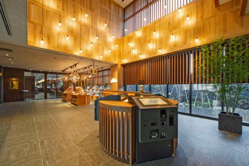 高山市にあるhotel around TAKAYAMA, Ascend Hotel Collectionの木製の壁のレストラン、バー