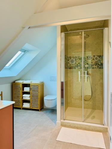 une salle de bain avec douche et toilettes dans l'établissement Bord de mer en Bretagne Sud, à Névez