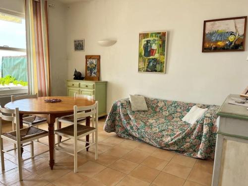 - une chambre avec une table, un lit, une table et des chaises dans l'établissement Maison sur la plage front de mer, à Palavas-les-Flots