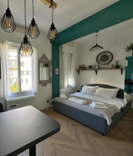 une chambre avec un grand lit aux murs verts dans l'établissement Paradise Studio - Hyper Centre, à Nice