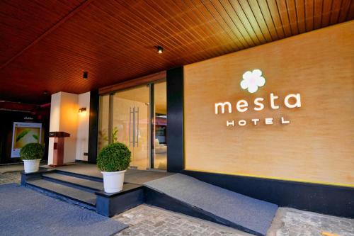 Un certificado, premio, cartel u otro documento en mesta Hotel