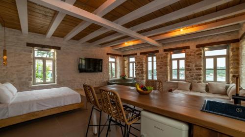 Postel nebo postele na pokoji v ubytování Pargas Distillery Suites