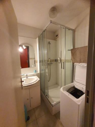 une salle de bain avec douche et lavabo dans l'établissement Le PHOEBUS, à Canet