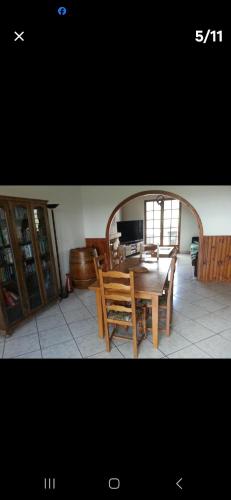 une salle à manger avec une table en bois et une chambre avec dans l'établissement Maison au milieu des vignes, à Moroges