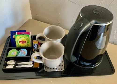Příslušenství pro přípravu čaje a kávy v ubytování La Maison du Bourg proche St Emilion