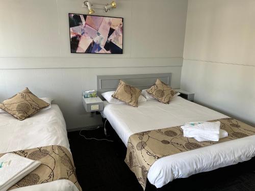 a hotel room with two beds in a room at Charlton Motel in Charlton