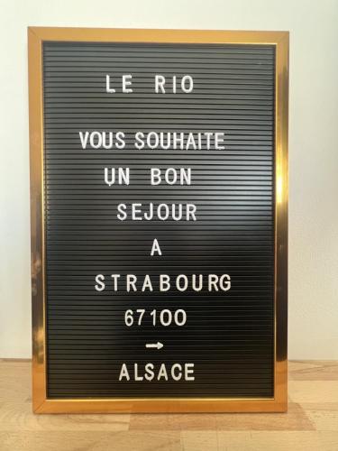 un panneau indiquant le rio tu es écuyer en bon savoir dans l'établissement LE RIO - LOGEMENT ENTIER AU CENTRE DU NEUDORF f1, à Strasbourg