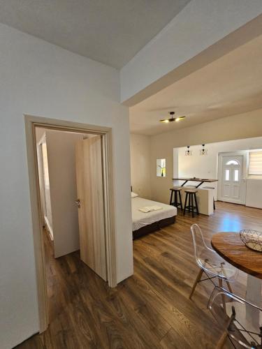 Postel nebo postele na pokoji v ubytování Apartmani Radman 1 - Igalo