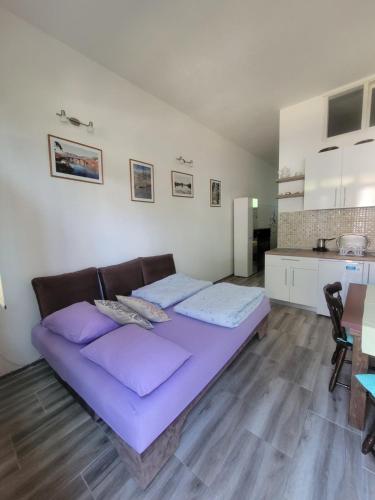 Llit o llits en una habitació de Apartmani Ninić