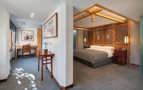 Postel nebo postele na pokoji v ubytování Lijiang Zen Garden Hotel