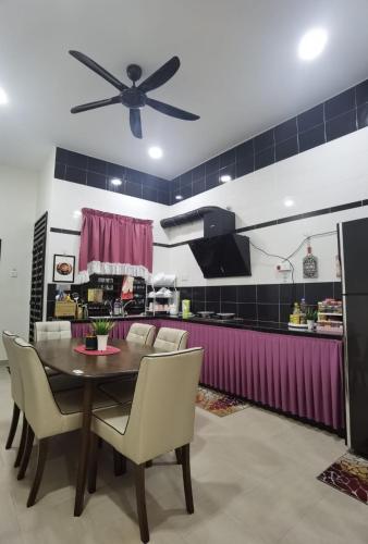Η κουζίνα ή μικρή κουζίνα στο SEMI-D Marfis Homestay