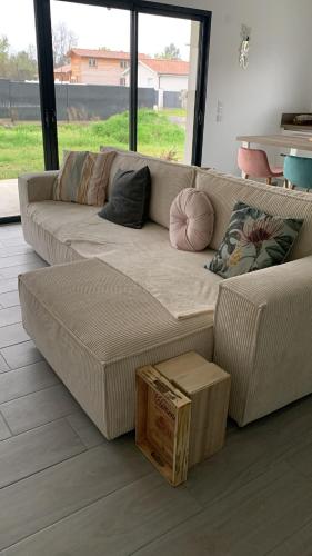 - un canapé dans le salon avec une boîte dans l'établissement La Ti Kaz, à Aureilhan