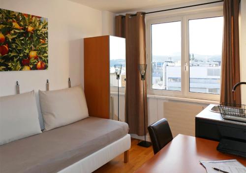 a living room with a couch and a window at Apartamento Buena Vista in Linz