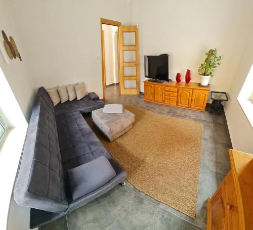 vista sul soffitto di un soggiorno con divano e TV di Casa Alba con Garaje Privado a Sant Carles de la Ràpita