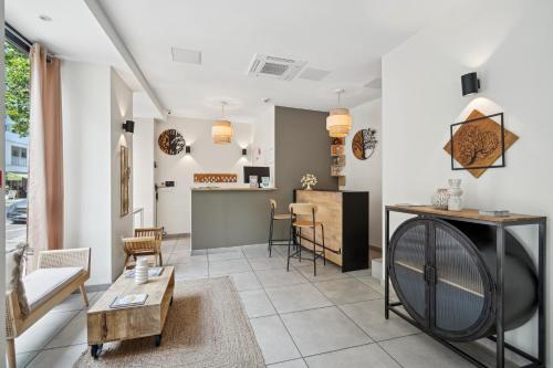 Χώρος καθιστικού στο Hôtel Le National Clichy Paris