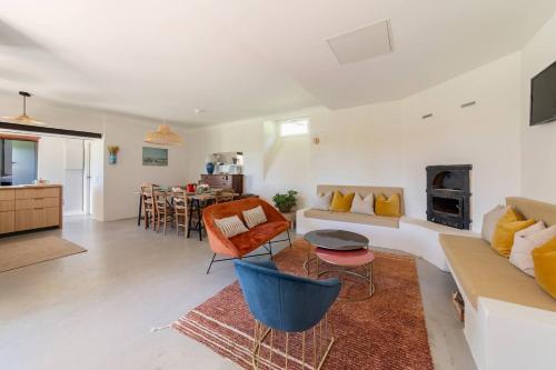 un salon avec un canapé et une table dans l'établissement Gîte de Fompesquiere, à Frespech