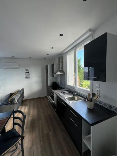 une cuisine avec un évier et un plan de travail dans l'établissement Lou Maluma, à Saint Alban Auriolles