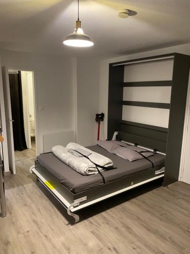 ラングルにあるLe petit Langroisの部屋の中に大きなベッドがある寝室