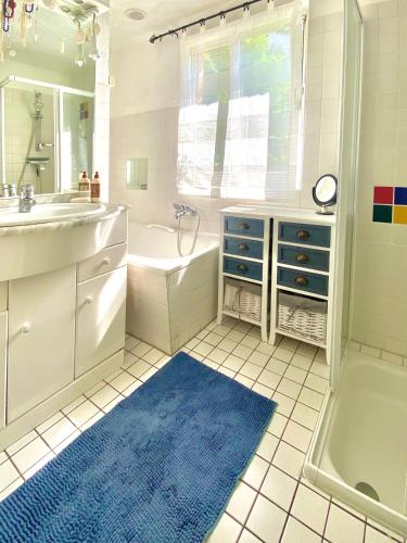 a bathroom with a tub and a sink and a bath tub at Studio im Haus Amselgarten in Kolonie Tannenhof