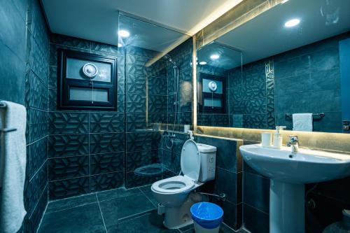 Ένα μπάνιο στο Travelholic New Cairo Residence