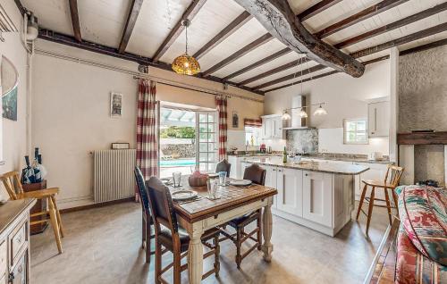 une cuisine avec une table et des chaises dans une pièce dans l'établissement 4 Bedroom Stunning Home In Escos, à Escos