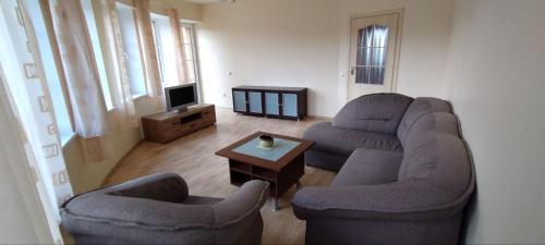 Χώρος καθιστικού στο A Tranquil Oasis, Lakeview Home in Lapes Kaunas