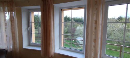 Κήπος έξω από το A Tranquil Oasis, Lakeview Home in Lapes Kaunas