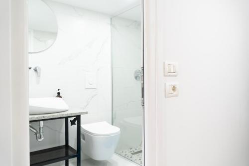 Ein Badezimmer in der Unterkunft Vourtaréa Guesthouse