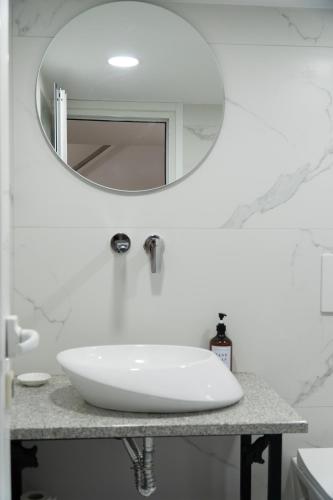 Ein Badezimmer in der Unterkunft Vourtaréa Guesthouse