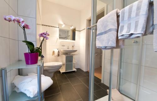 a bathroom with a toilet and a sink at Hotel Jägerhof in Staatsbad Brückenau