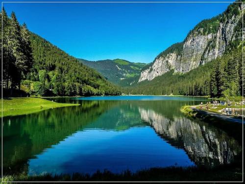 a lake in the middle of a valley with mountains at Appartement Portes du Soleil à Le Biot avec ménage et WIFI inclus in Le Biot