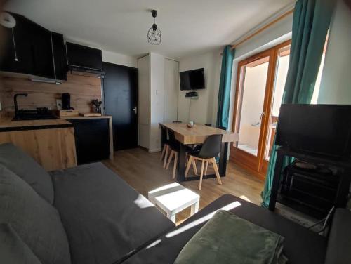Kuchyň nebo kuchyňský kout v ubytování Appartement Portes du Soleil à Le Biot avec ménage et WIFI inclus