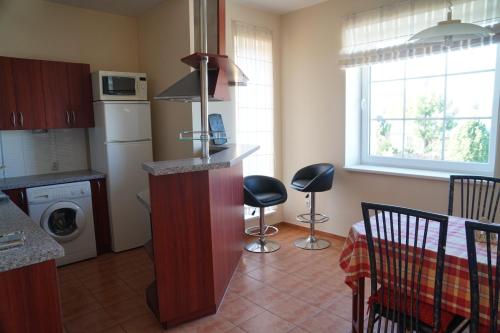 Η κουζίνα ή μικρή κουζίνα στο A Tranquil Oasis, Lakeview Home in Lapes Kaunas