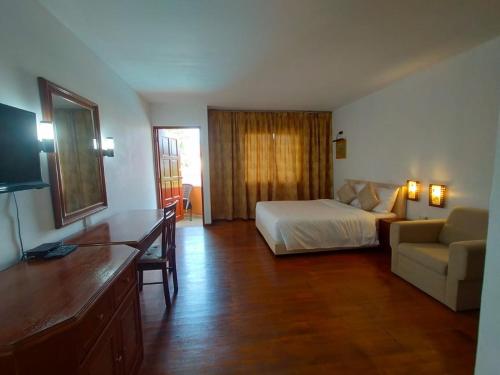 une chambre d'hôtel avec un lit et un canapé dans l'établissement Seri Indah Resort, à Kuala Terengganu