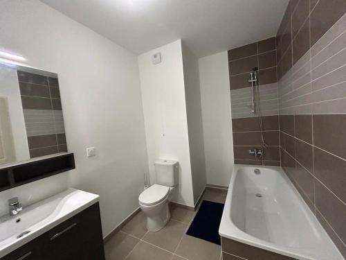 une salle de bain avec toilettes, baignoire et lavabo dans l'établissement Duplex Neuf et Cosy avec Place Parking, à Plan-de-Cuques