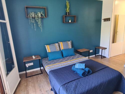 une chambre avec un lit aux murs bleus dans l'établissement Studio Aix centre ville à pied avec stationnement, à Aix-en-Provence