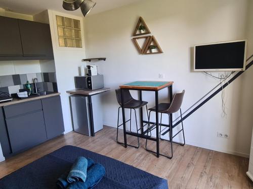 une petite cuisine avec une table et des chaises dans une pièce dans l'établissement Studio Aix centre ville à pied avec stationnement, à Aix-en-Provence